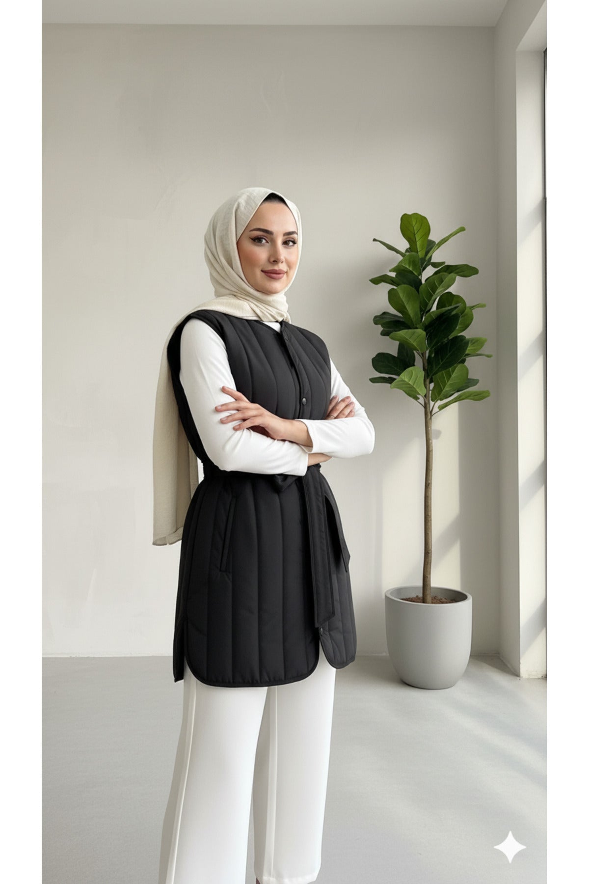 Crinkle kumaş kuşaklı kapitone yelek - Siyah